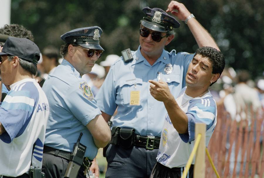 Scortato dalla polizia durante la sessione di allenamento dell&#39;Argentina a Wellesley, Massachusetts nel 1994 (Ap)